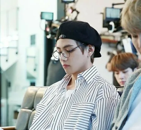 21 Foto V Bts Berkacamata Pesonanya Kerap Bikin Fans Salah Tingkah Kapanlagi Com