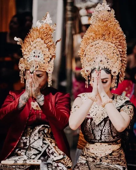 2 Tahun Menikah, Ini 7 Foto Mesra Jerinx dan Nora Alexandra yang Makin Mesra Hingga Ciuman Romantis!
