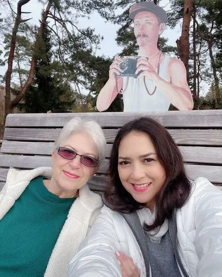2 Tahun Nggak Ketemu, Intip Potret Ira Wibowo yang Senang dan Bahagia Banget Bertemu dengan Sang Mama - Wajahnya Mirip Kayak Adik Kakak