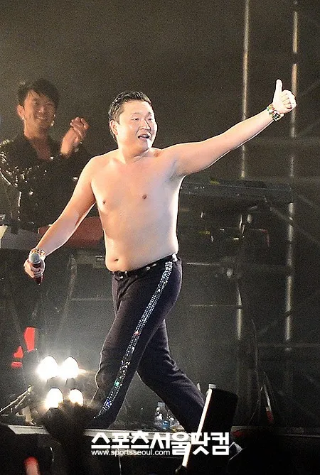 PSY Topless foto 2