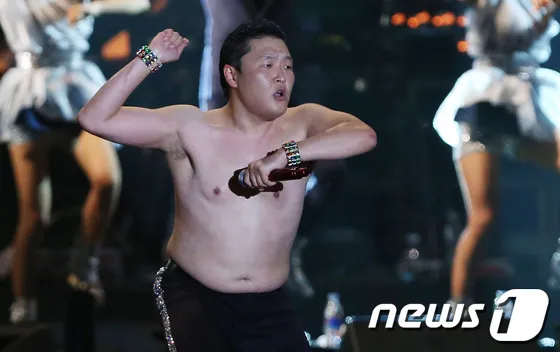 PSY Topless foto 1