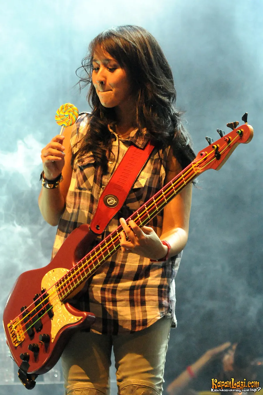 Foto Main Bass Sambil Makan Lolipop Siapakah Dia KapanLagicom