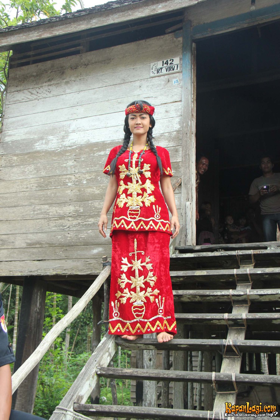 Pakai Baju  Khas  Dayak Julia Perez Cantik dan Lugu 