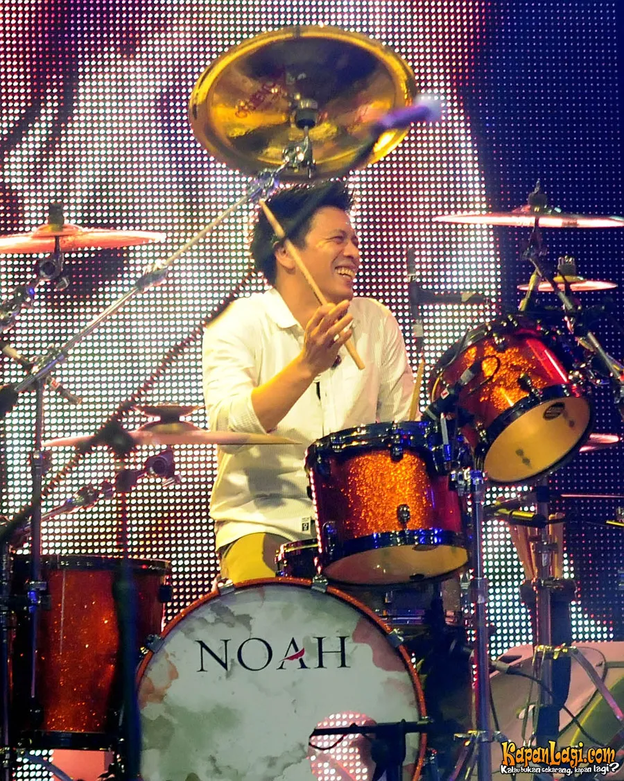 Ariel mencoba memutar stick drum-nya