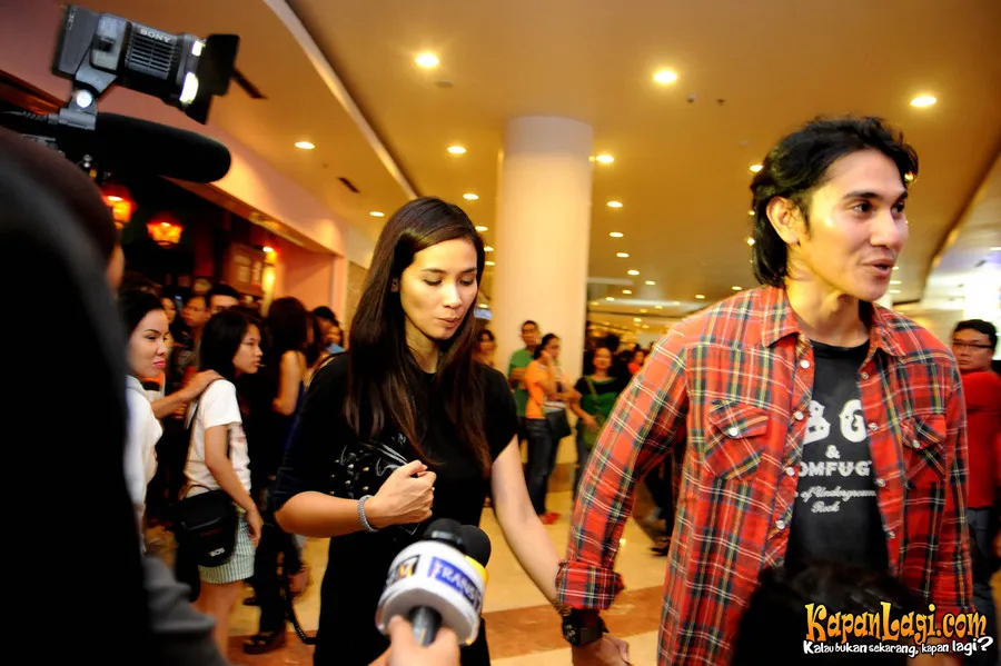 Vino menggenggam erat tangan Marsha. Takut ilang ya.. :D