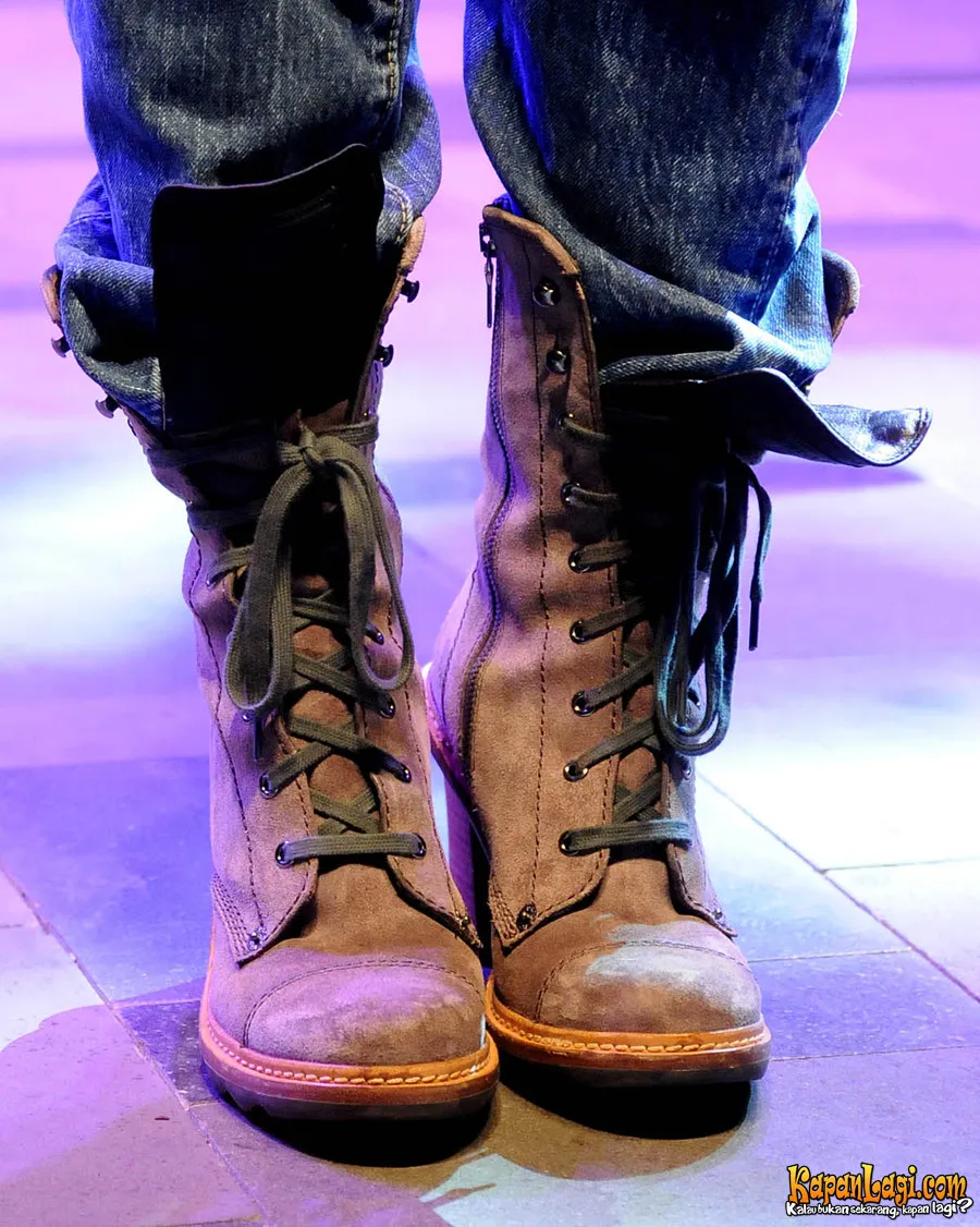 Meski celananya belel, tapi sepatunya keren!