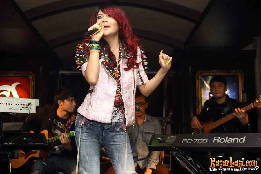 Kuku panjang di jari lentik IDP diberi warna kuning