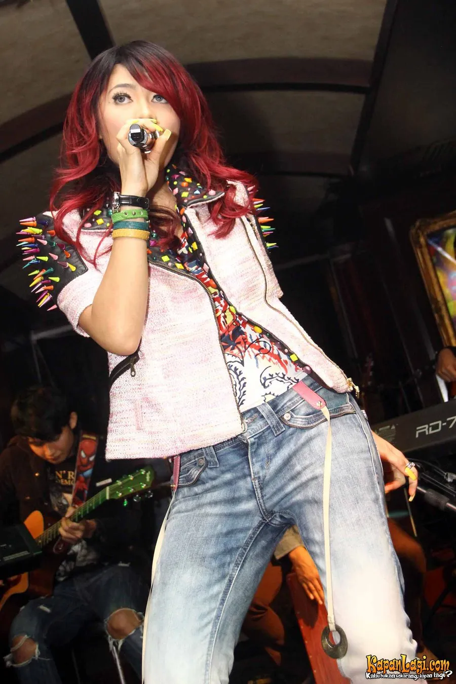 Warna-warni spike di baju IDP