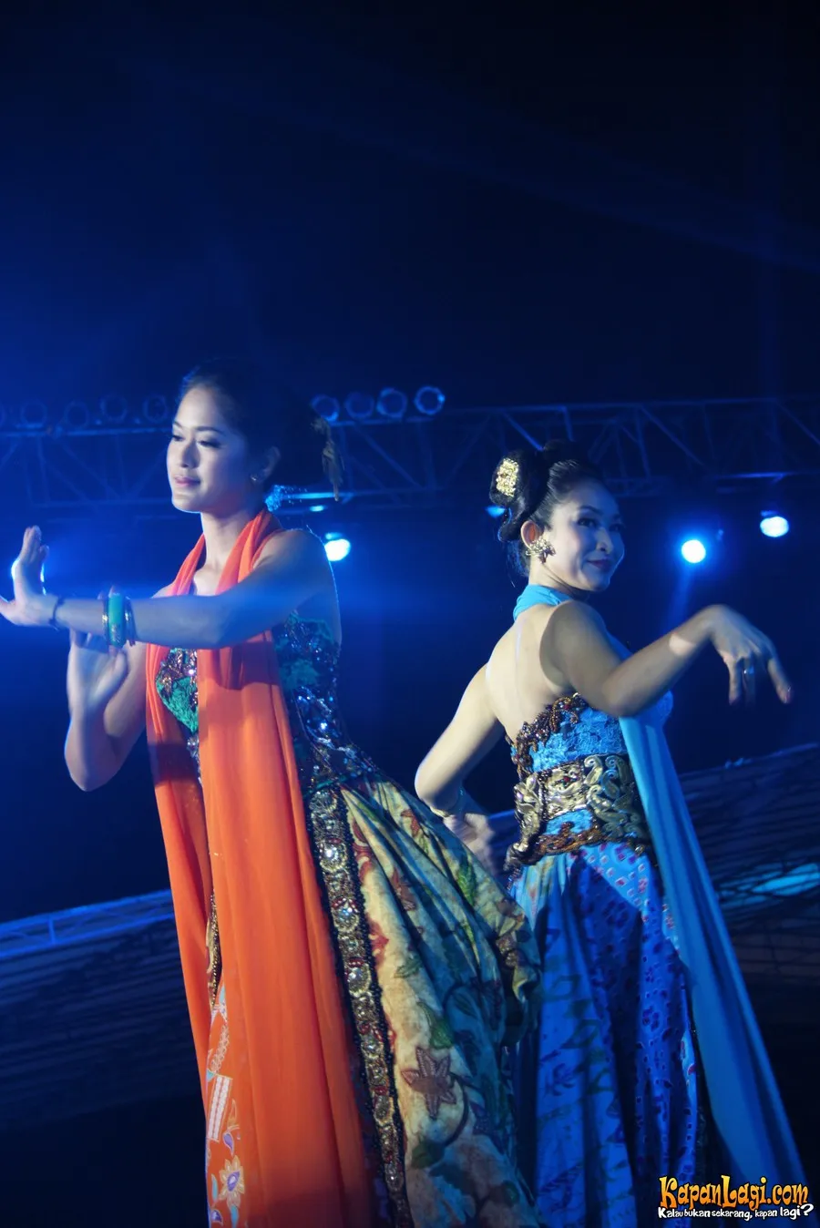 Prisia Nasution dan Happy Salma memang wanita cantik khas Indonesia