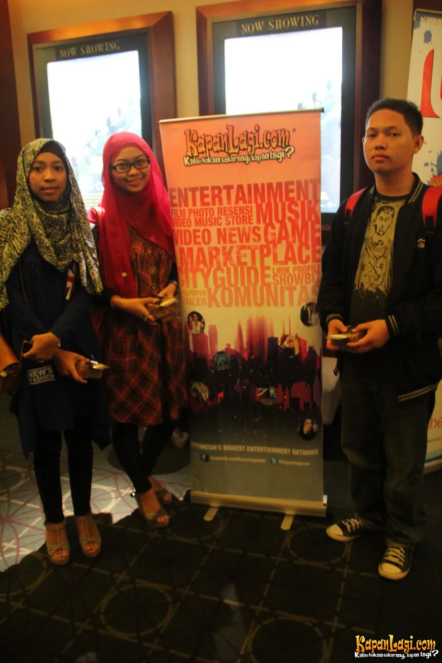 Berfoto di depan banner KapanLagi.com® (foto: Windy Yunika)