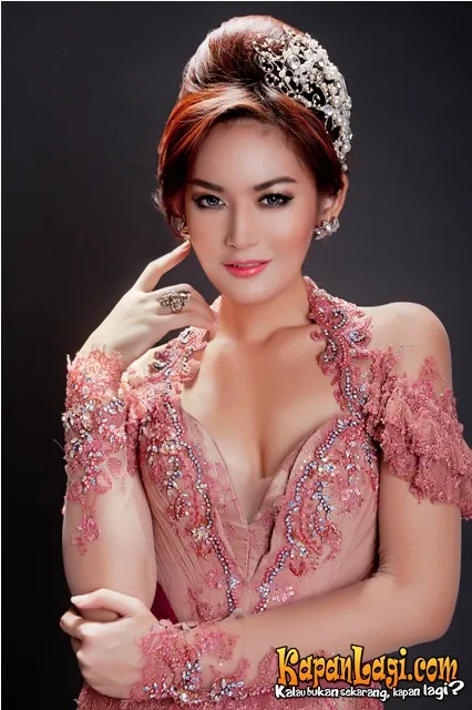 Tak hanya kebayanya, make up Maria Selena juga cantik