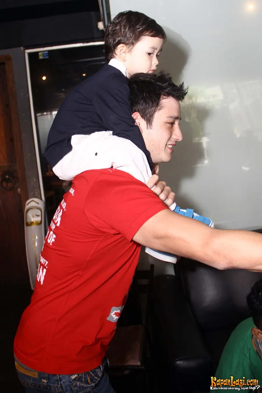 Mike Lewis asik bermain dengan Kenzo meski ia sedang menjalani pekerjaannya