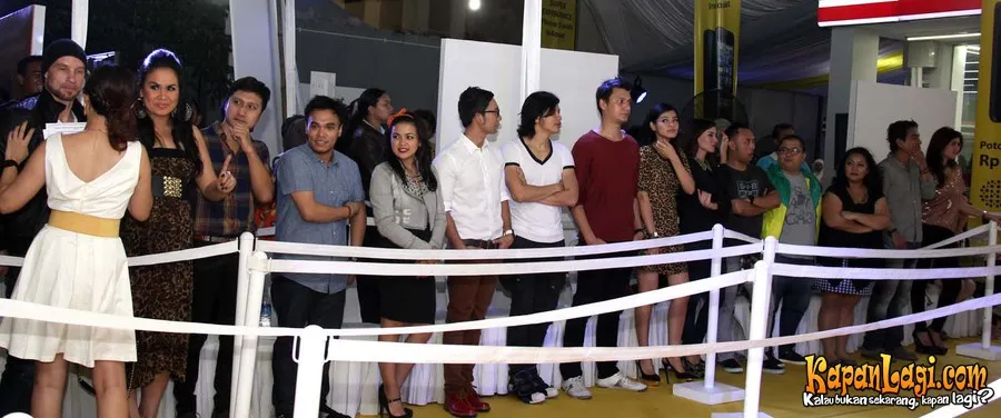 Selebriti pun rela antri iPhone 5