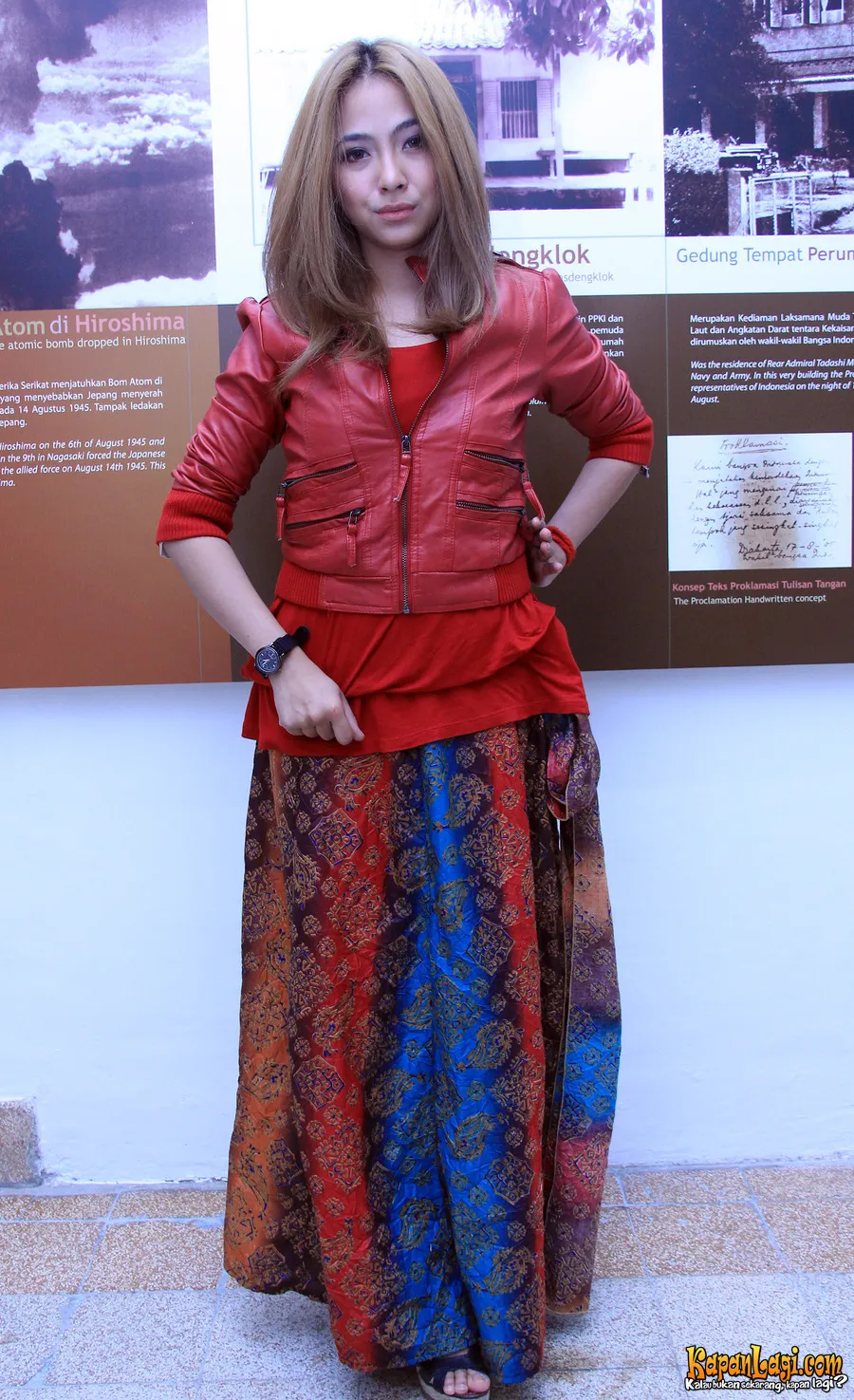 Dipadu dengan rok batik, jaket Nadia tetap keren ;)
