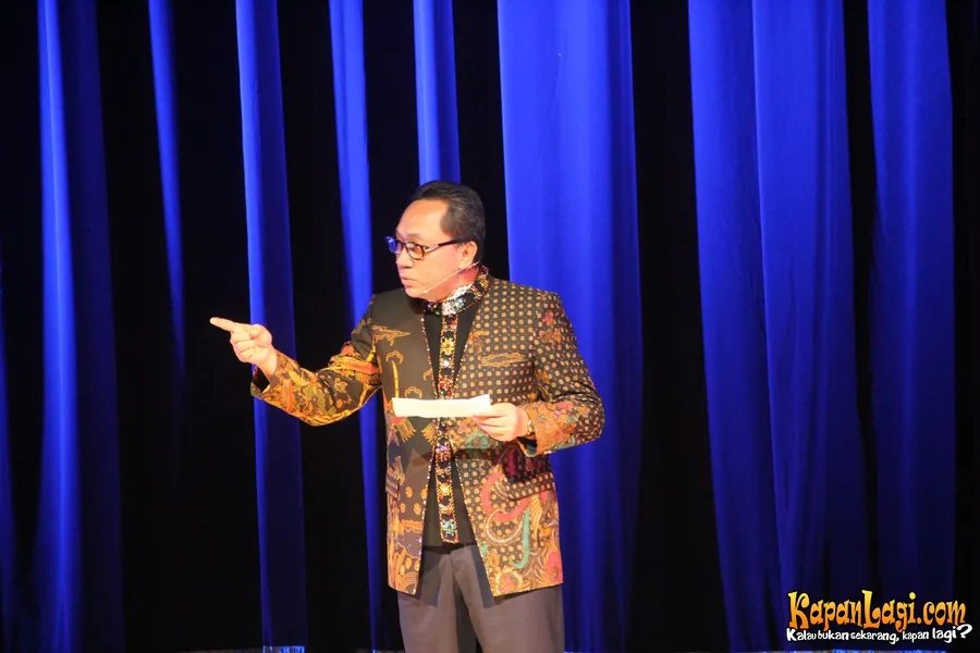 Zulkifli Hasan membacakan puisi | KapanLagi.com®/Windy