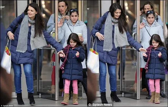 Jaket kembar, bukti kekompakan anak dan ibu ©Splash News