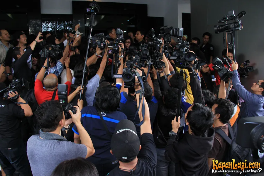 Yang paling ramai diserbu wartawan adalah ibunda Raffi, Amy 