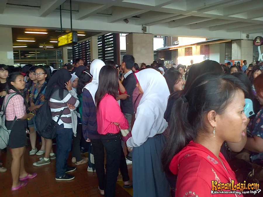 Berseragan: Fans ini tetap menunggu kedatangan sang idola