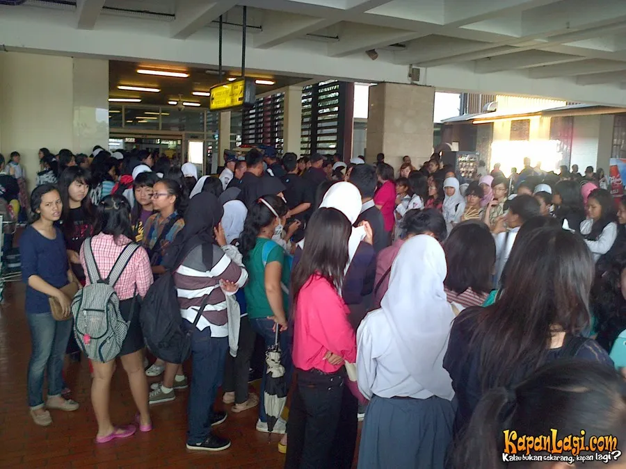 Fans yang menanti kedatangan artis Korea penguin Music Bank Jakarta Foto: KapanLagi.com