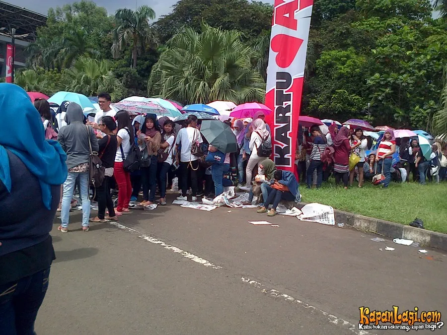 Fans yang mengantri untuk nonton Music Bank Jakarta 1