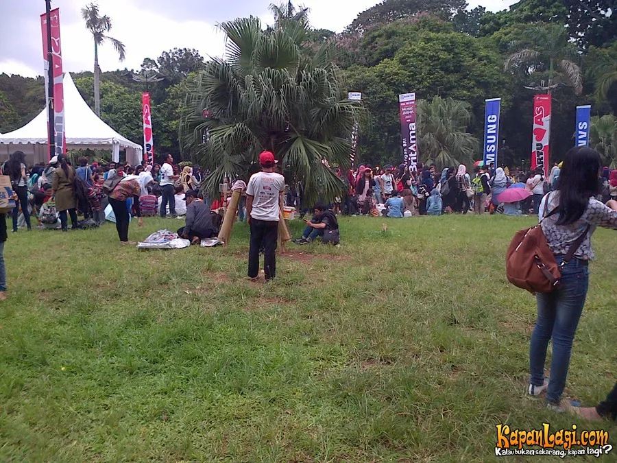 Fans yang mengantri untuk nonton Music Bank Jakarta 2