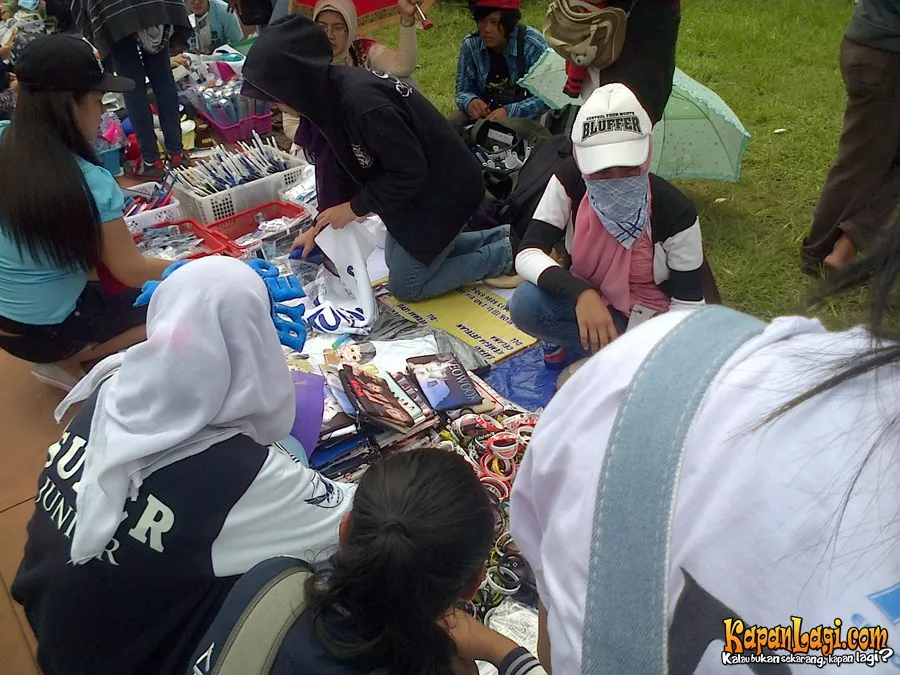 Berbagai merchandise dijual di depan area GBK