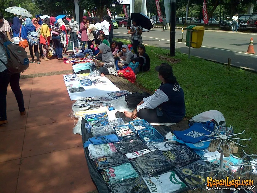 Para fans siap berbelanja merchandise