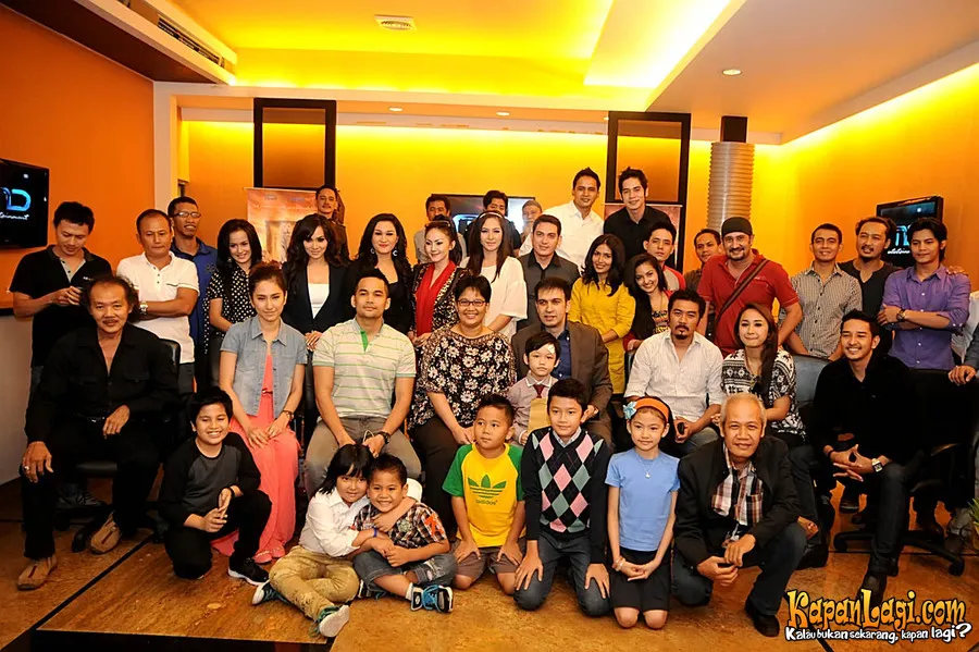 Louise bersama dengan para pemain sinetron RADEN KIAN SANTANG