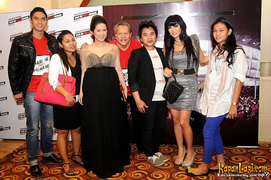 Zhandhy bersama pemain yang lain dalam gala premiere. (KapanLagi.com®)