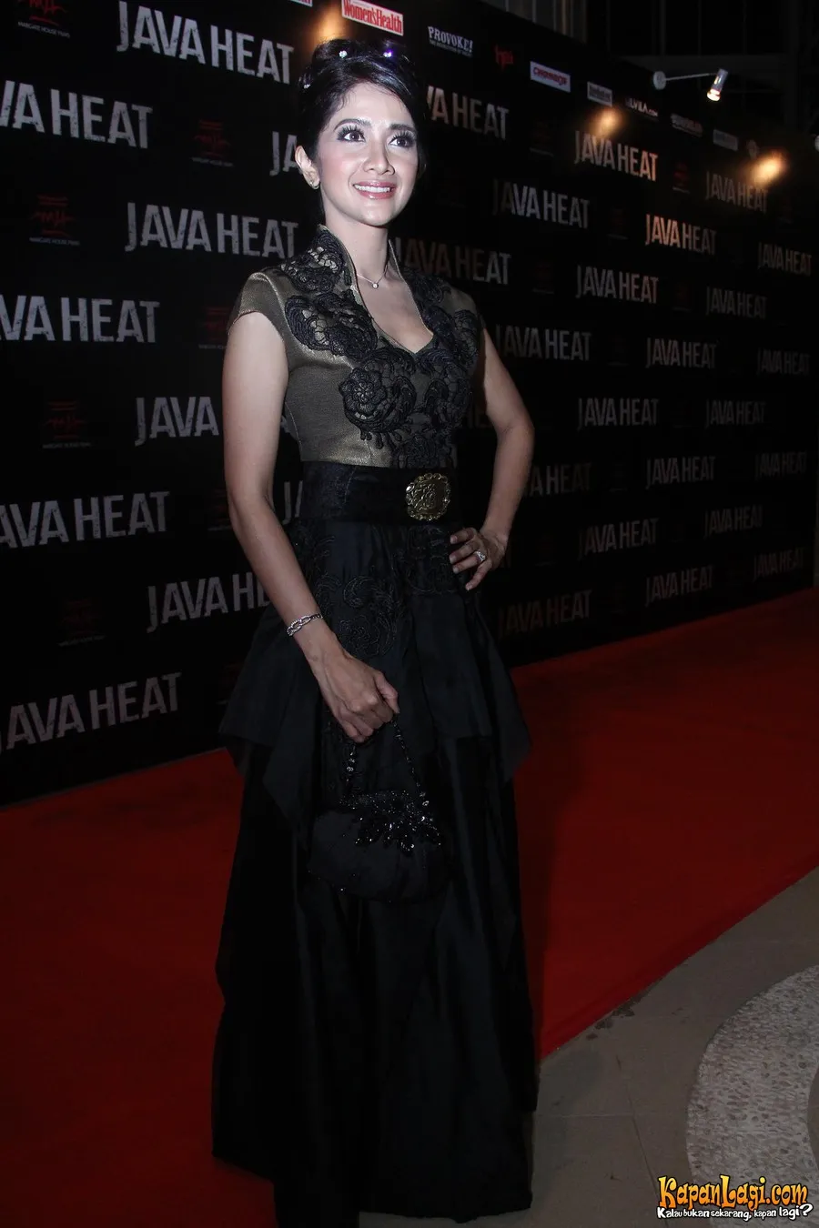 Astri Nurdin Padukan Gaya Hollywood-Jawa di Red Carpet - KapanLagi.com