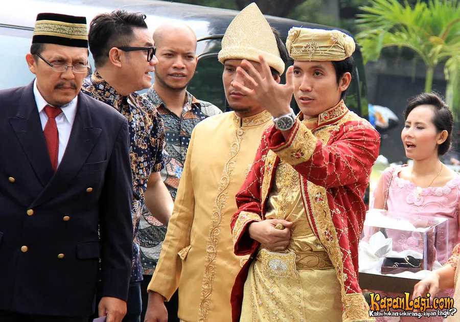 Desta kenakan pakaian adat Padang di hari pernikahannya