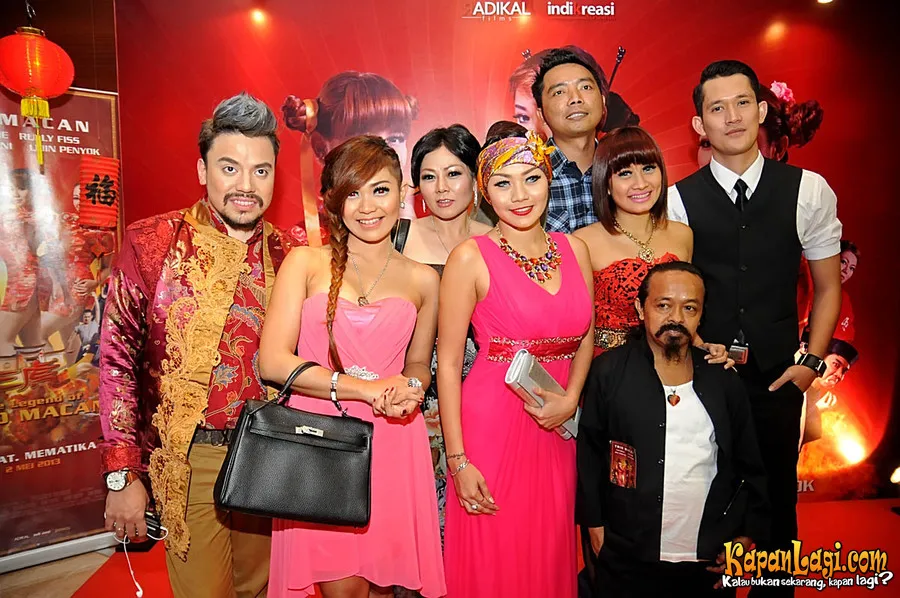 Sam Brodie bersama pemain THE LEGEND OF TRIO MACAN