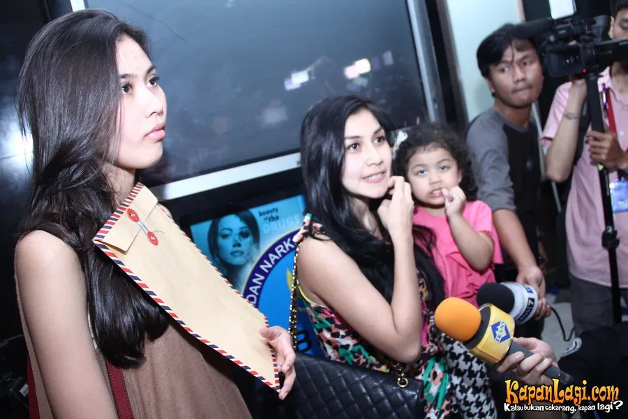 Syahnaz datang ke Lido untuk menjemput sang kakak yang dibebaskan. 