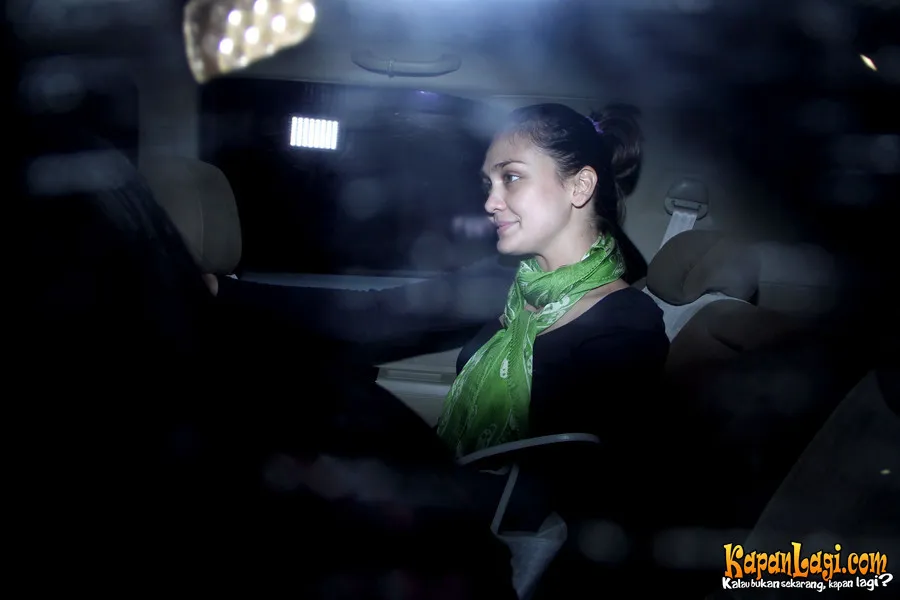 Sahabat Raffi Ahmad, Luna Maya turut datang menjemput Raffi saat dibebaskan.