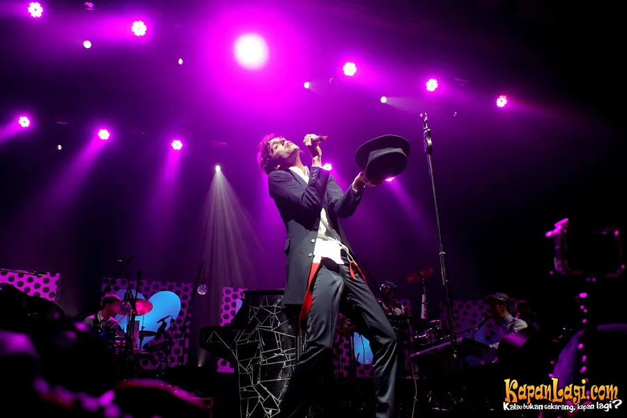Mika saat konser di Jakarta