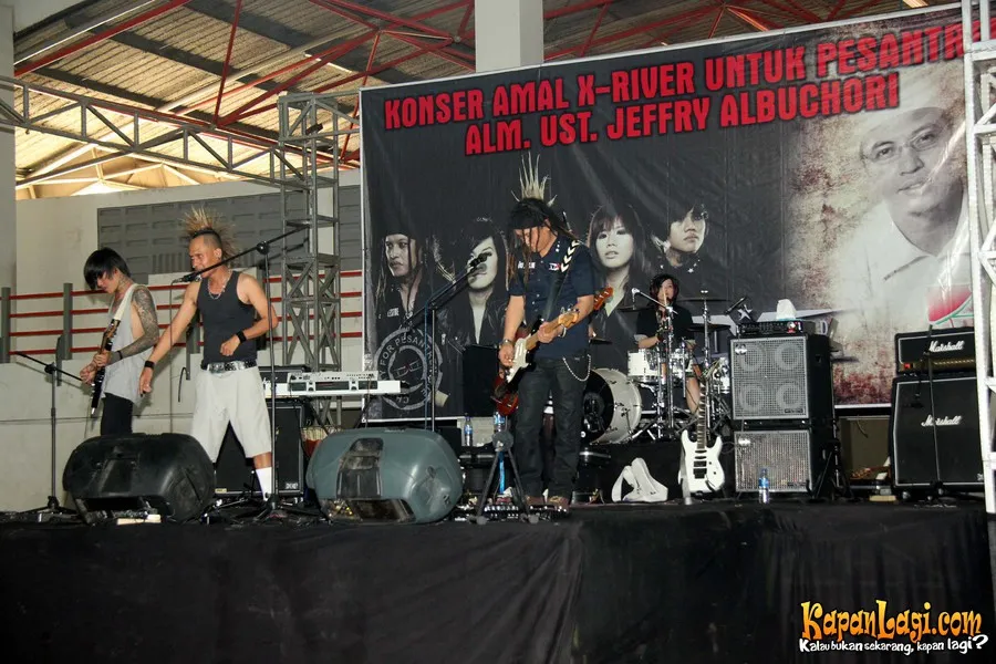 XRiver saat gelar konser di ponpes Uje