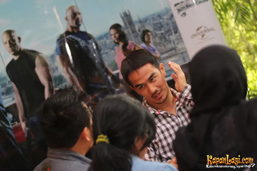 Joe Taslim menjawab pertanyaan para wartawan seusai menonton bareng.