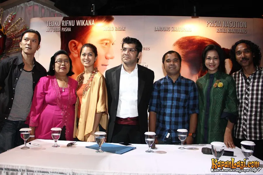 Prisia bersama dengan para pemain film JOKOWI