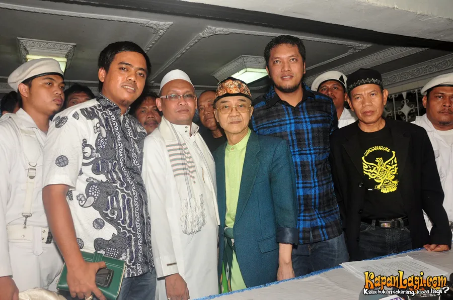 Eyang Subur menggelar preskon di kediamannya