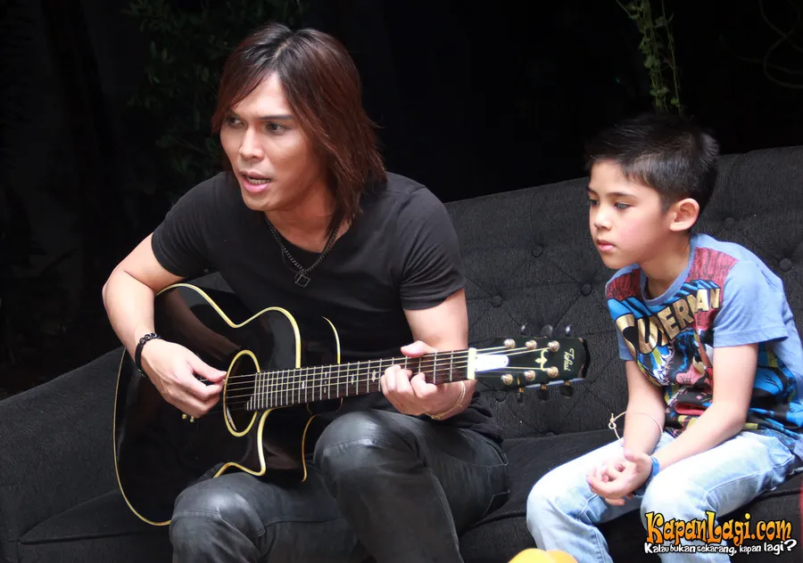 Once dan sang putra saat proses pembuatan video klip single 'Hidup Ini'