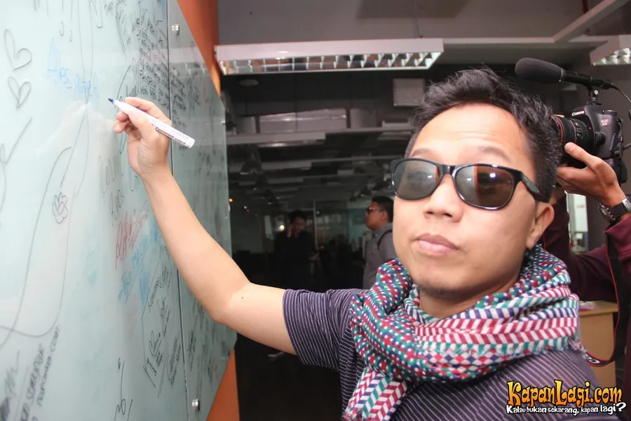 Sandhy Sondoro saat kunjungi kantor KapanLagi.com