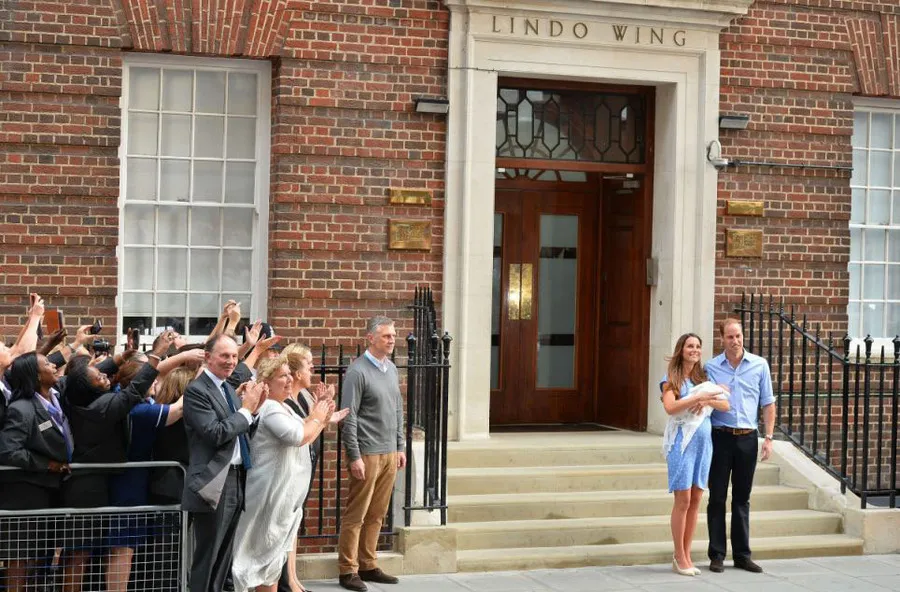 Duch dan Duchess Of Cambridge menunjukkan bayi mereka kepada publik di depan Lindo Wing, Rabu (24/07).