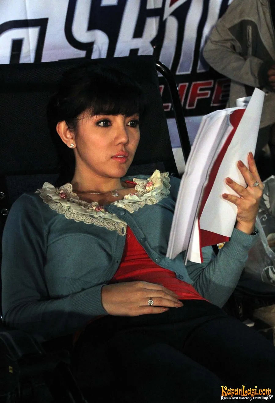 Bella Shofie sedang menghafalkan naskah