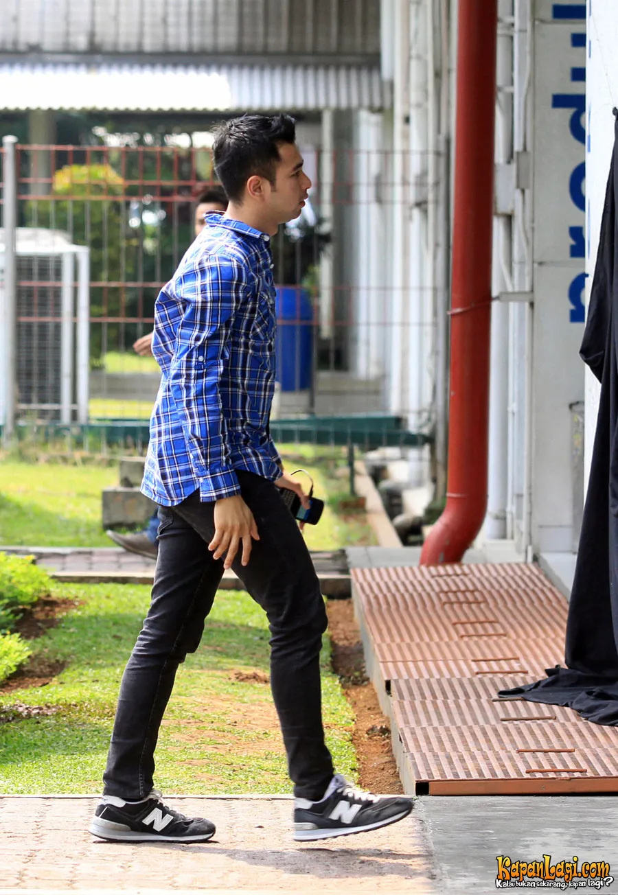 Foto Jalan Santai di Trotoar, Raffi Ahmad Ramah Pada ...