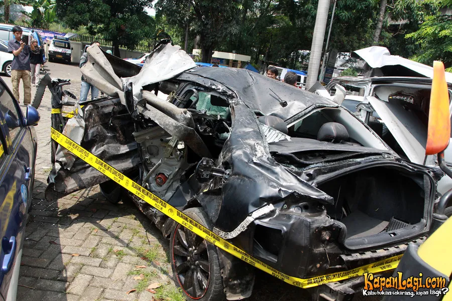 Mobil yang dikemudikan Dul saat kecelakaan @ Foto: KapanLagi.com®