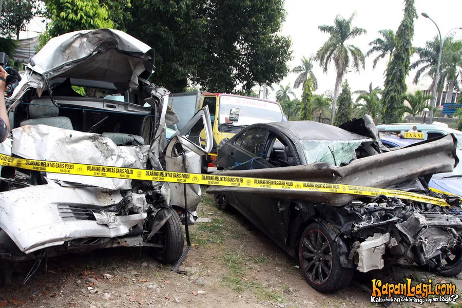 Mobil korban kecelakaan maut Dul @ Foto: KapanLagi.com®/Agus
