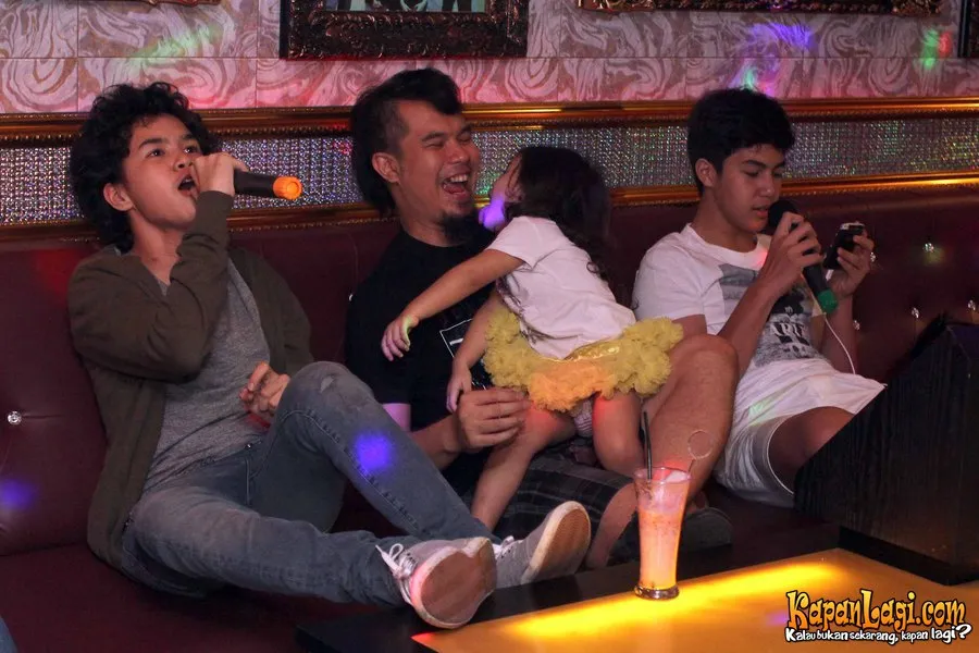 [Foto] Mesra! Ahmad Dhani dan Safeea 'Tak Peduli' Kanan Kiri