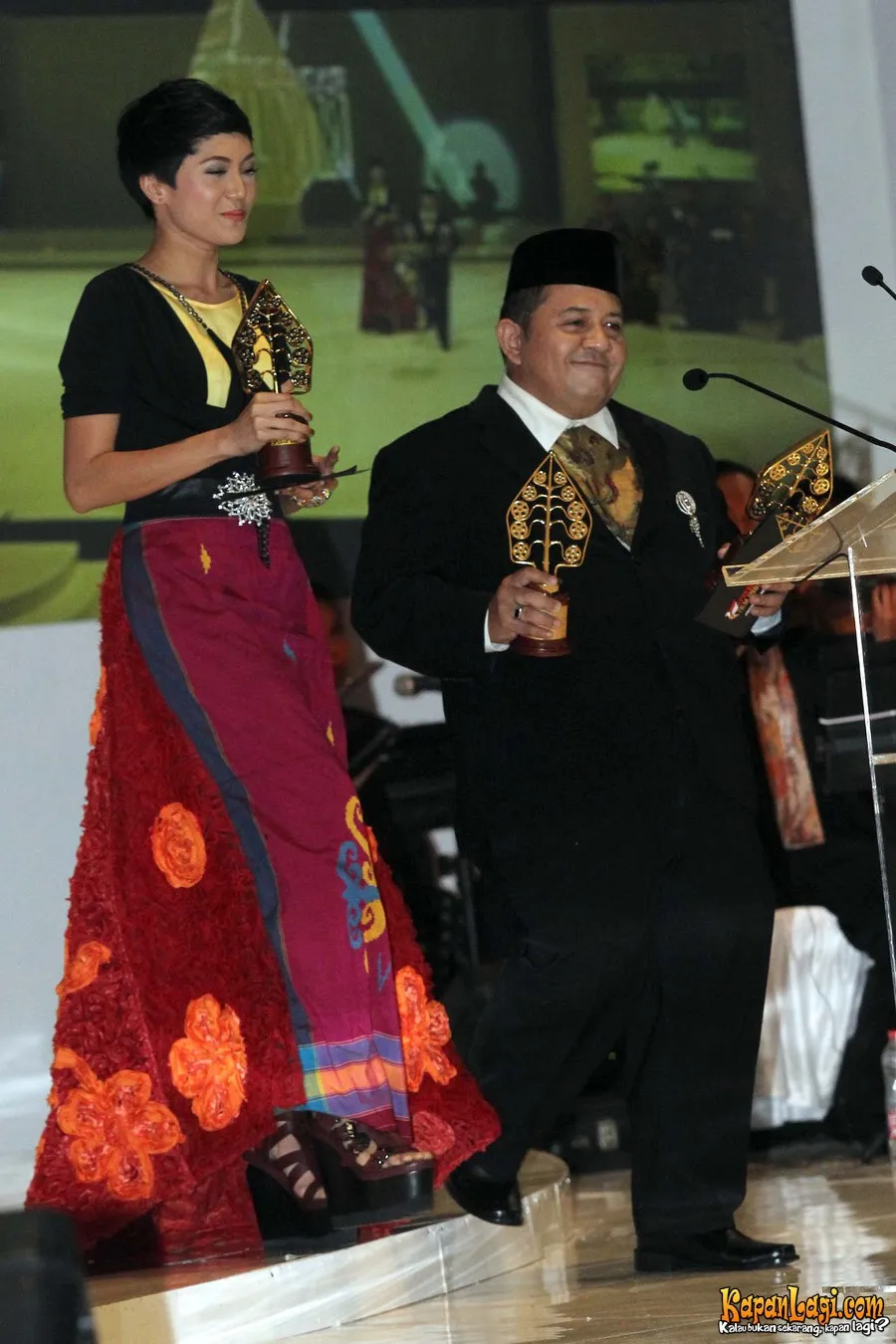 Poppy Sovia menjadi presenter bersama Harry DeFretes