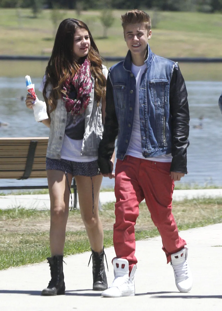 Selena dan Justin @ fameflynet.com