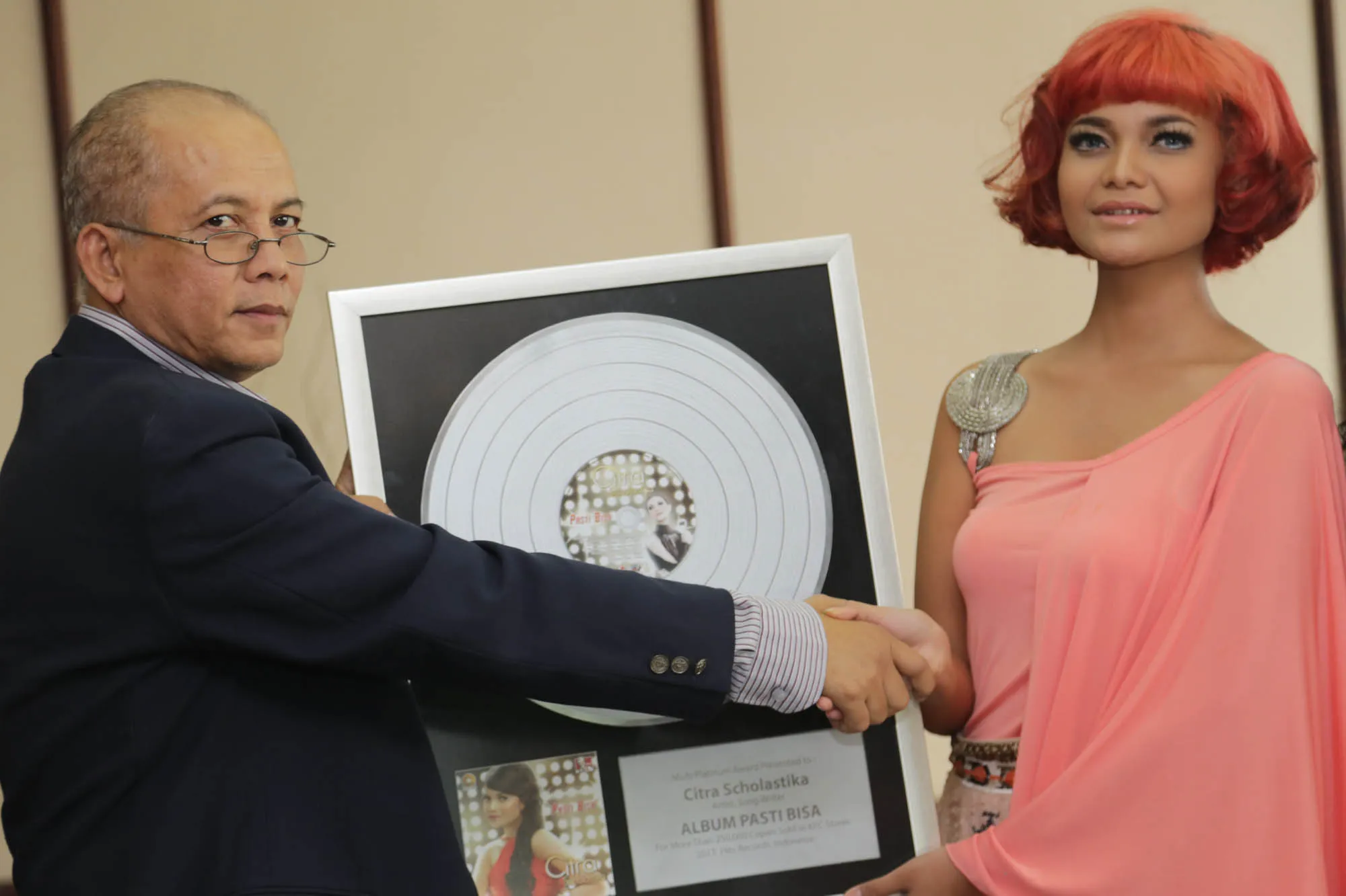Citra Scholastika saat menerima platinum. ©KapanLagi.com/Budi Santoso